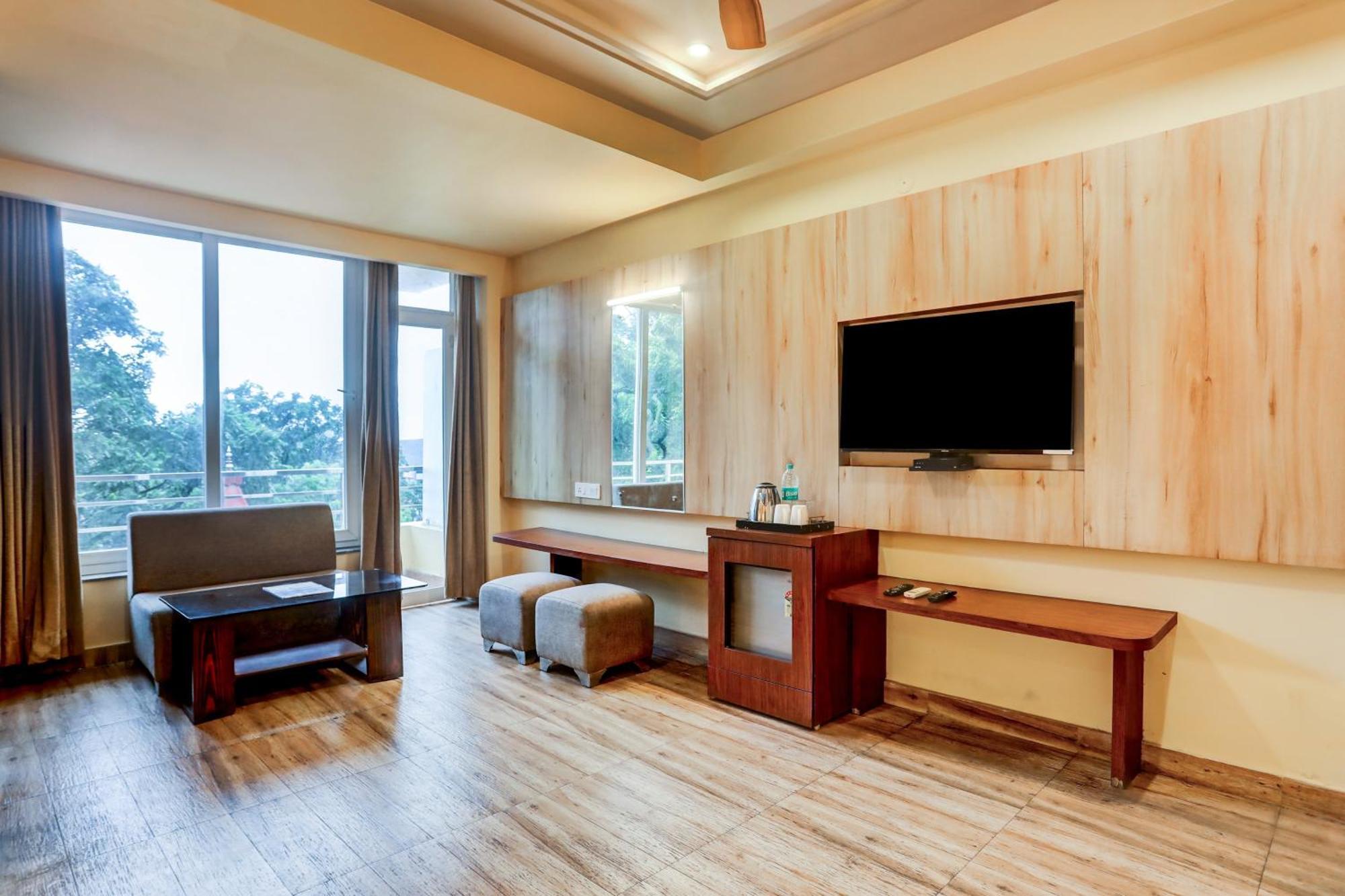 Super Townhouse Oak Pacify Hills Hotel Rajpur Luaran gambar
